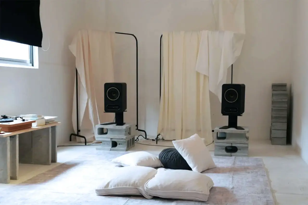 intimate / inward